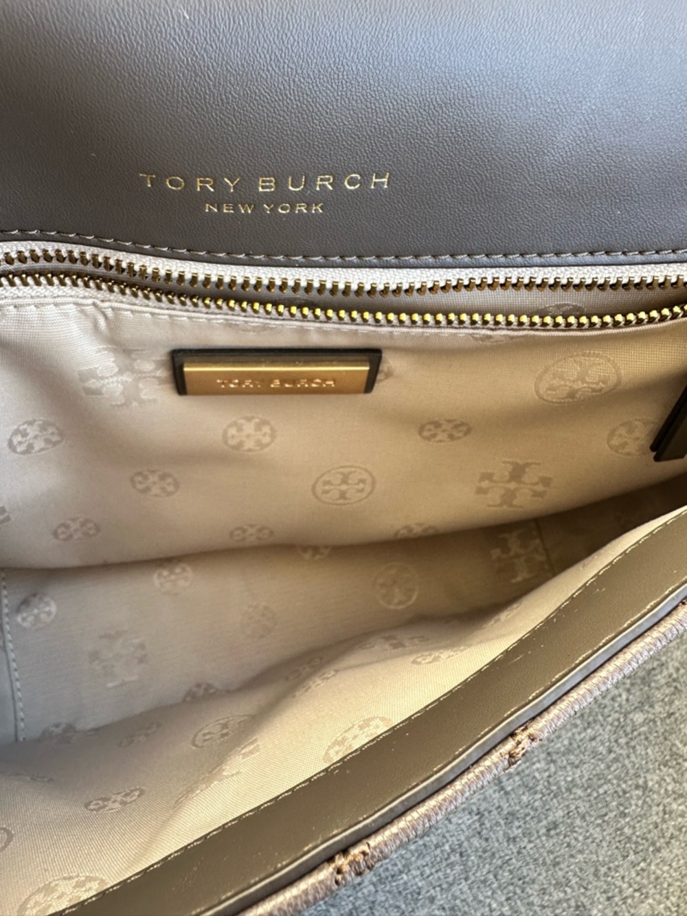 🌟TORY BURCH Quilted Willa Quilted Shoulder Bag in Volcanic with Gold Chain - Picture 6 of 8